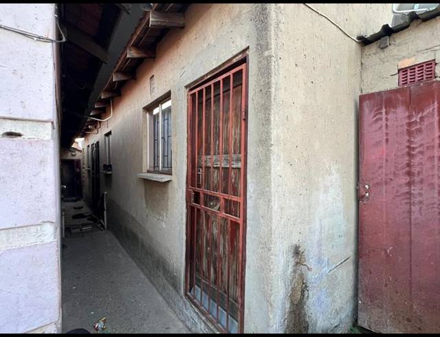 12 BEDROOM HOUSE FOR SALE IN LEACHVILLE EXT 3